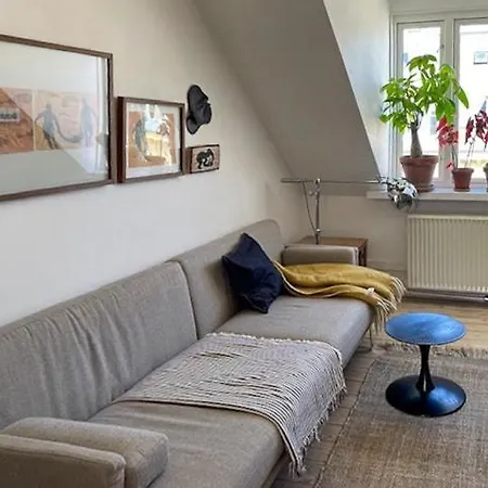 Penthouse With Balcony Near Botanical Garden